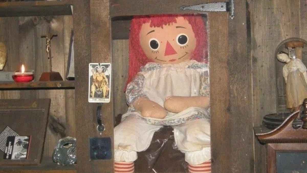 इंटरनेट पर मची अफरा-तफरी: क्या 'भूतिया' Annabelle गुड़िया सच में हो गई थी गायब? जानिए सच्चाई Viral Rumours Debunked with Proof from the Warren Museum