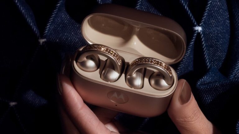 Motorola and Swarovski Tease an Aug. 5 Event That May Bring Crystals to a PhoneCNET